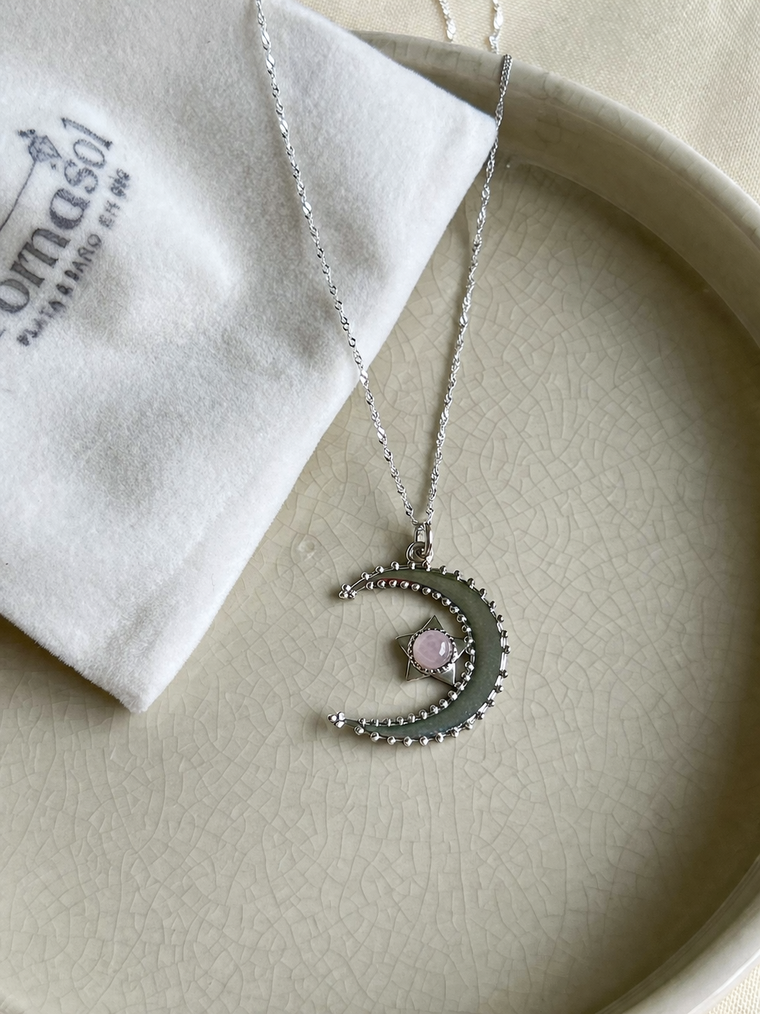Collar Media Luna con Cuarzo Rosado en Plata Fina 925