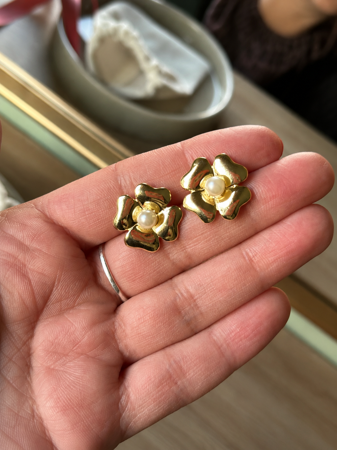 Aros Flor Perla Enchapados en Oro 18K