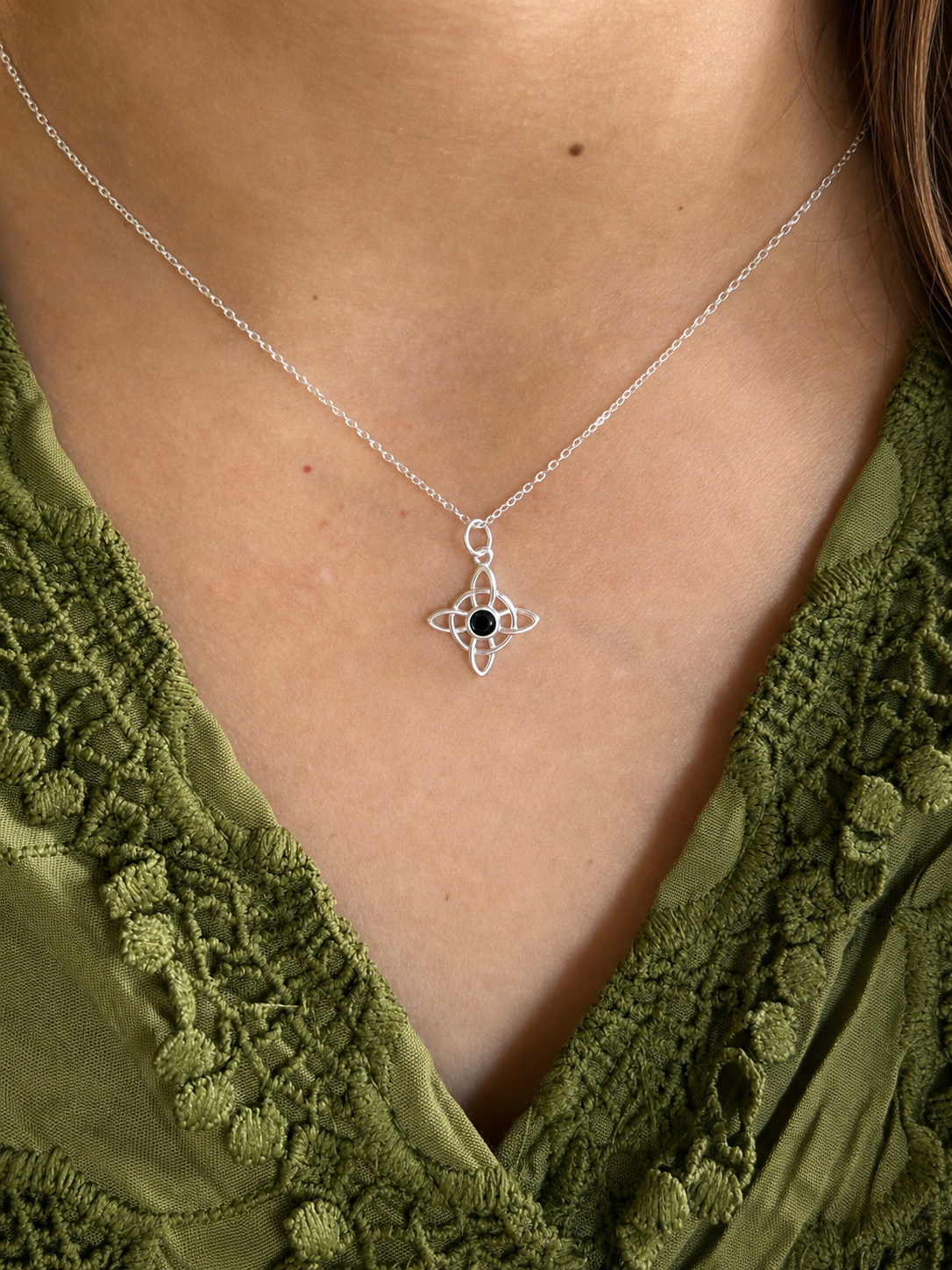 Collar Nudo de Bruja con Ónix Negro Plata Fina 925