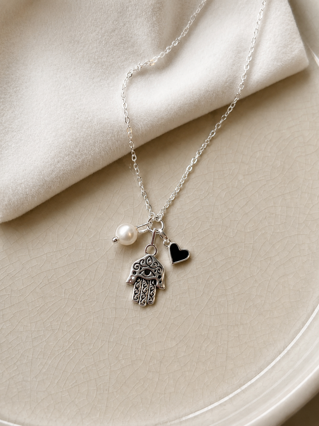 Collar Amuleto Mano de Fátima, Corazón y Perla, Plata Fina 925