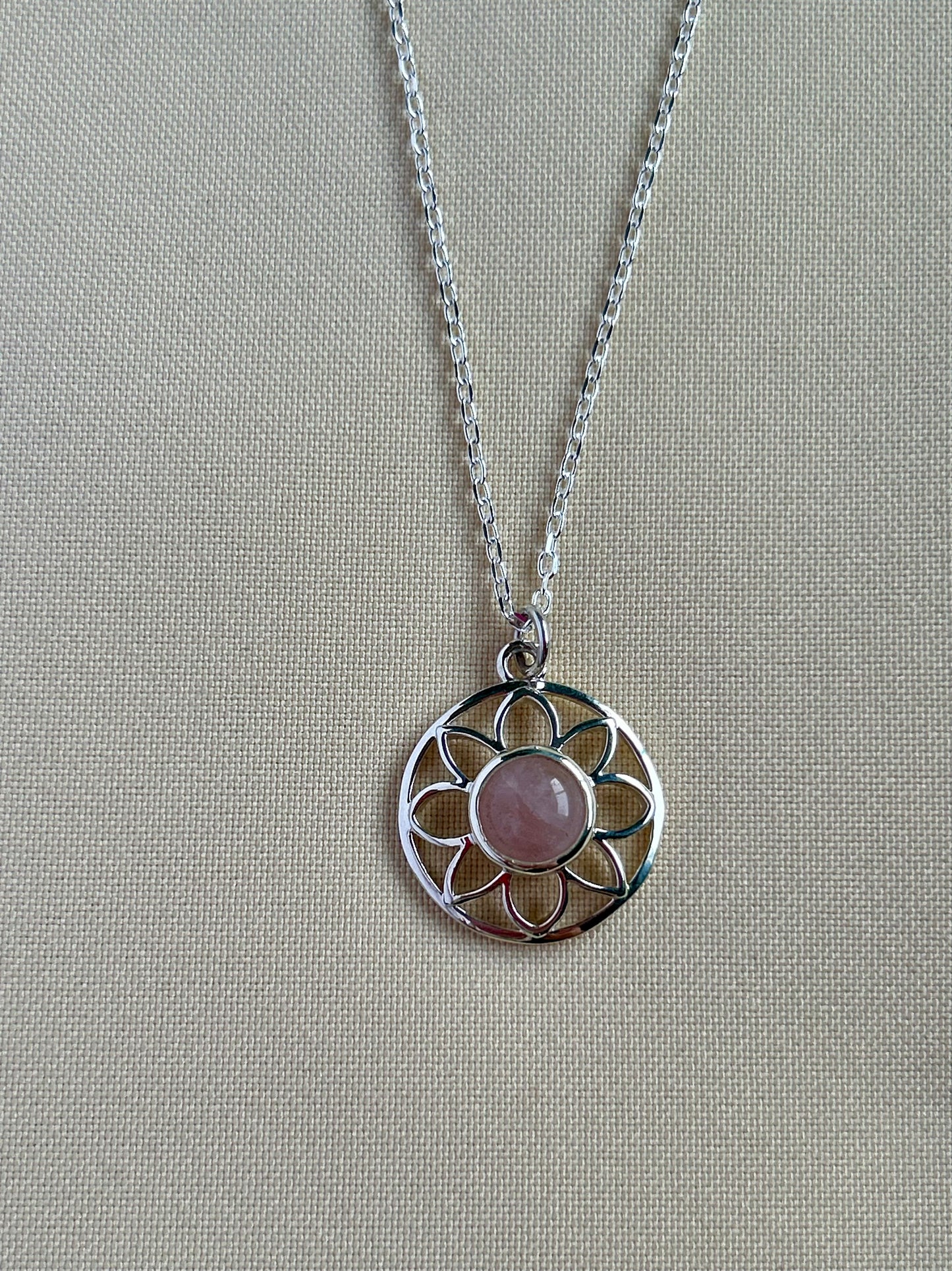 Collar Flor con Cuarzo Rosado en Plata Fina 925