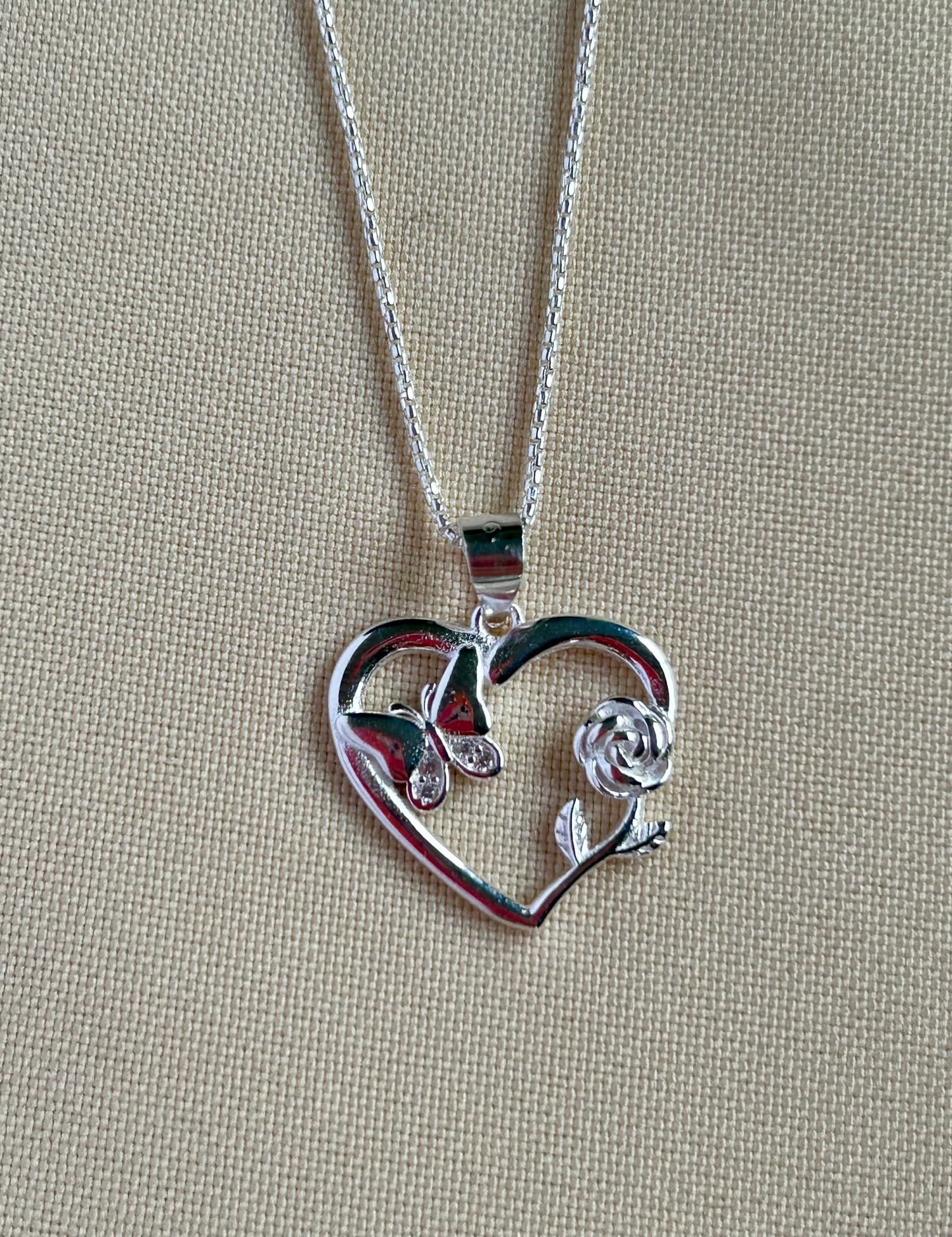 Collar corazón rosa y mariposa